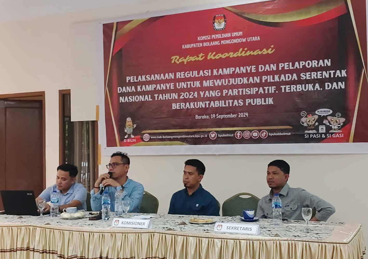 Tampak Plt. Ketua Bawaslu Bolmut Rizki Posangi menyampaikan materi dalam Rakor