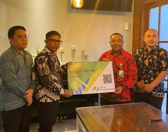 Koordinator Sekretariat Bawaslu Bolmut Adriyanto Dupa, SKM, M.SI bersama PBJS