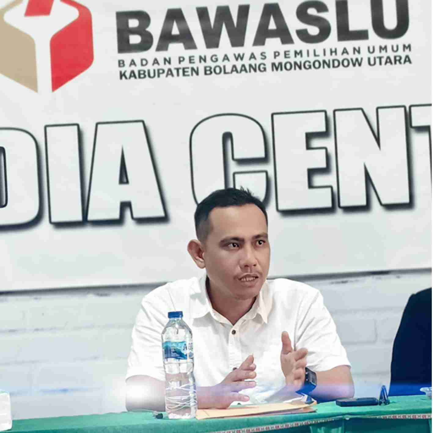 Ketua Bawaslu Bolmut Rizki Posangi, SH saat penyampaian arahan kepada jajaran