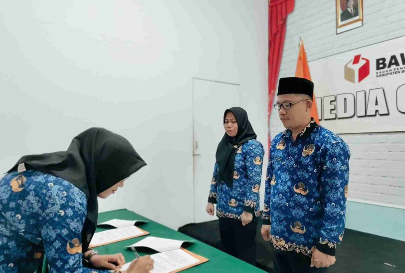 Penandatangan Surat Perjanjian Kerja Oleh PPPK dan disaksikan oleh Koordinator Sekretariat Adriyanto Dupa, SKM, M.SIdan Bendahara Pembantu Pengeluaran Yulianti Tinamonga, S.Kom