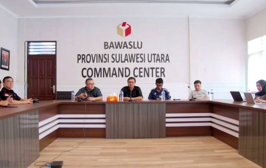 Ketua dan Anggota Bawaslu Bawaslu Provinsi Sulawesi Utara saat Rakor melalui Zoom Meeting