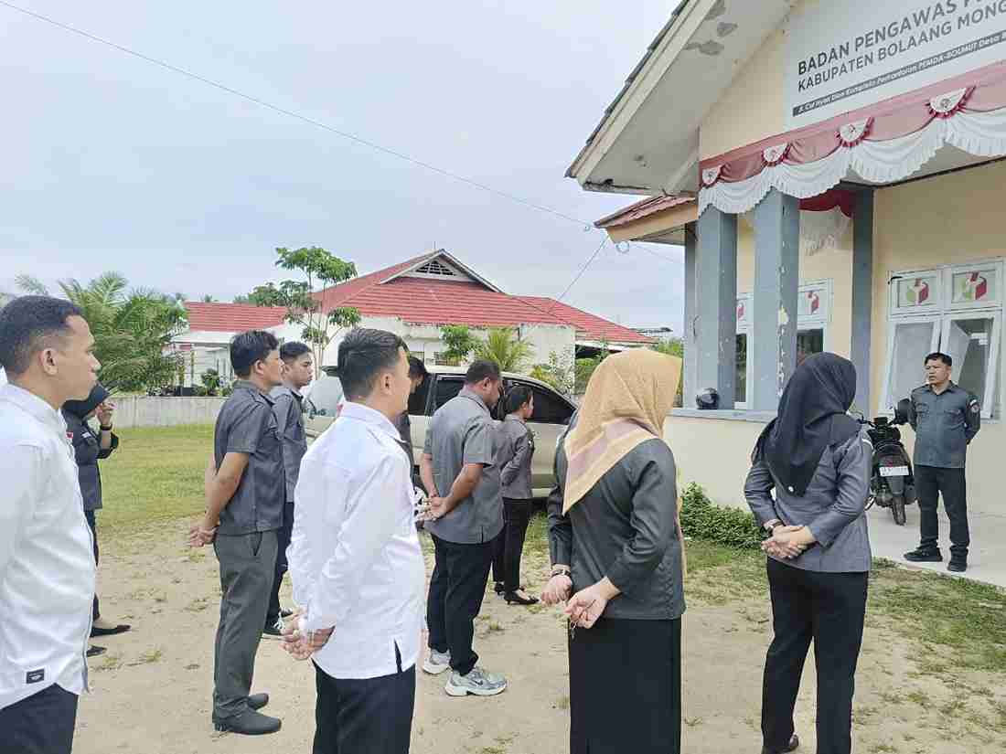 Arahan Koordinator Sekretariat Bawaslu Bolmut Adriyanto Dupa, SKM, M.SI saat Apel Pagi
