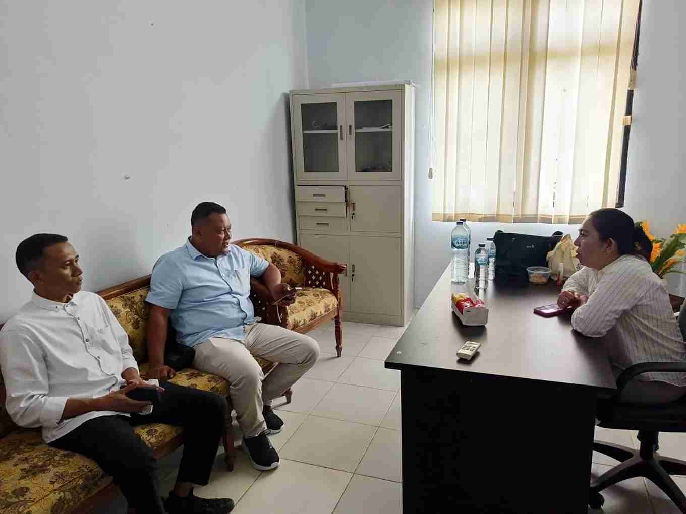 Anggota Bawaslu Bolmut Abdul Saddam Alamri bersama Staf Pelaksana Teknis saat Koordinasi dengan Anggota KPU Bolmut