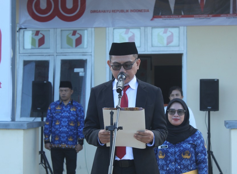 Ketua Bawaslu Boltara, Rizki Posangi, SH, bertindak sebagai pembina upacara.