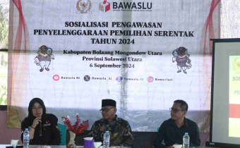 Tampak Kabag Pengawasan & Humas Bawaslu Prov. Sulut, Anggray Sari Mokoginta,SP, Anggota Komisi II DPR RI, Kamran Muchtar Podomi, ST dan Plt. Ketua Bawaslu Bolmut Rizki Posangi, SH