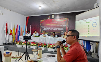 Plt. Ketua Bawaslu Bolmut saat menyampaikan masukan kepada KPU Bolmut dalam rapat pleno berlangsung