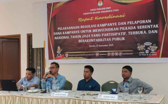 Tampak Plt. Ketua Bawaslu Bolmut Rizki Posangi menyampaikan materi dalam Rakor