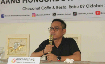 Plt. Ketua Bawaslu Bolmut Rizki Posangi, SH saat sambutan Sosialisasi Pengawasan PartisipatifPengawasan Pemilihan Partisipatif