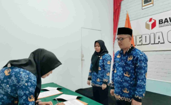 Penandatangan Surat Perjanjian Kerja Oleh PPPK dan disaksikan oleh Koordinator Sekretariat Adriyanto Dupa, SKM, M.SIdan Bendahara Pembantu Pengeluaran Yulianti Tinamonga, S.Kom