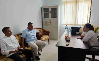 Anggota Bawaslu Bolmut Abdul Saddam Alamri bersama Staf Pelaksana Teknis saat Koordinasi dengan Anggota KPU Bolmut