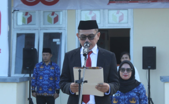 Ketua Bawaslu Boltara, Rizki Posangi, SH, bertindak sebagai pembina upacara.